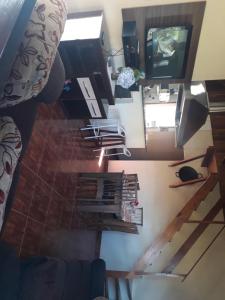 una vista aérea de una sala de estar con TV en Casa em São Francisco Xavier/sp, en São Francisco Xavier