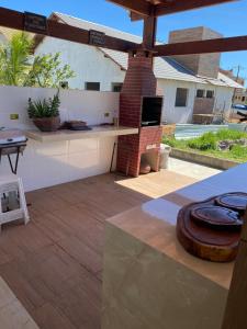 um pátio com uma cozinha exterior com um forno de tijolos em Cond. Águas da Serra, Bananeiras em Bananeiras