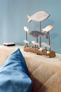 a wooden fish sculpture on top of a bed at Casa di Clara in Acireale
