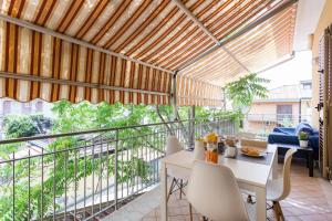 a room with a balcony with a table and chairs at Casa di Clara in Acireale