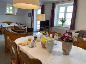 jadalnia ze stołem i kwiatami w obiekcie NTAB10105-FeWo-Moeoevwarder-fief w mieście Neue Tiefe Fehmarn