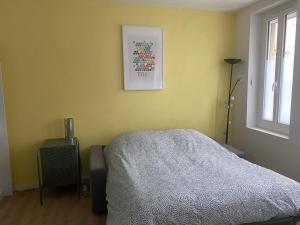 ein Schlafzimmer mit einem Bett und einem Bild an der Wand in der Unterkunft Vivez Les 4 chemins - Plage - Quartier Saint Vincent in Le Havre