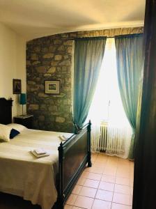 ein Schlafzimmer mit einem Bett und einem großen Fenster in der Unterkunft Relais Maffia B&B in Orsara di Puglia