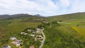 Vue aérienne d'un petit village sur une colline dans l'établissement Air Leth Bed & Breakfast, à Portree