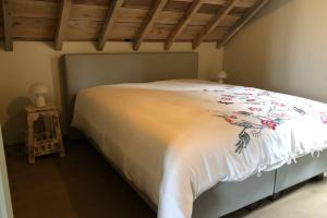 Llit o llits en una habitació de Hof van Eggertingen Bakhuis