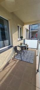 d'une terrasse avec une table et des chaises sur un balcon. dans l'établissement Apartament na wydmie u Eli, à Ustka