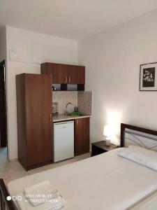 Kuchyň nebo kuchyňský kout v ubytování Sivota Rooms Athanasiou