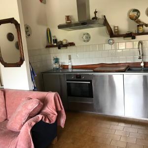 a kitchen with a sink and a stove at Il semaforo Appartamento a due passi dal centro di Pietrasanta in Pietrasanta