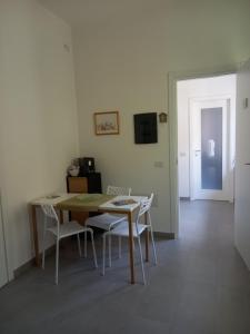 a dining room with a table and chairs at PETRA casa vacanza e non solo in Guspini