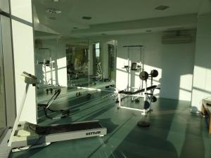 Posilňovňa alebo fitness centrum v ubytovaní Panoráma Gold Wellness Apartman