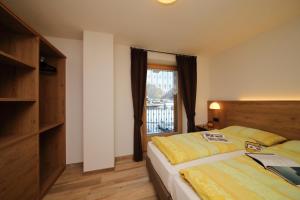 una camera con due letti e una finestra di Danubio - Happy Rentals a Livigno
