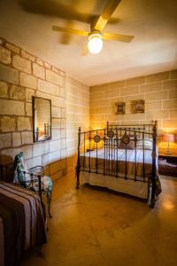 Postel nebo postele na pokoji v ubytování Ta' Bertu Host Family Bed & Breakfast