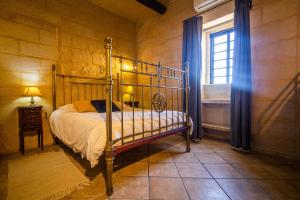 Postel nebo postele na pokoji v ubytování Ta' Bertu Host Family Bed & Breakfast + 37 fotografií