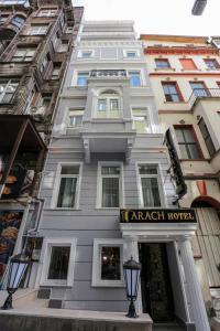 un grand bâtiment blanc avec un panneau d'hôtel dans l'établissement Arach Hotel Harbiye, à Istanbul