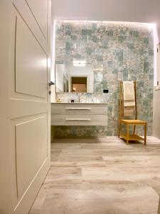 baño con espejo y puerta en Villa Emanuel, en Alessano