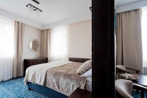 A bed or beds in a room at Villa Morskie Oko Niechorze