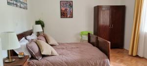 1 dormitorio con 1 cama y 1 mesa con lámpara en Nona BB, en Postojna