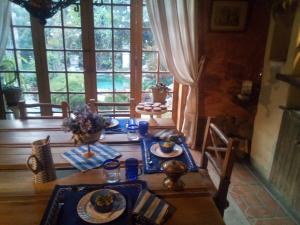 een tafel met borden eten in een kamer met ramen bij Villa Celestial in Nieve Nieve