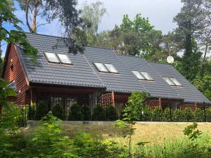 ポビエロボにあるKrissunの黒屋根の家