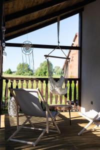 una hamaca colgada en un porche con ventana en W Sercu Mazur, en Harsz