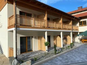 an apartment building with a balcony and a patio at Gästehaus Fiedlwirt in Obdach