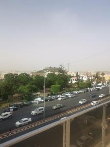 una autopista con coches estacionados en un estacionamiento en Sarwat Park Hotel, en Abha