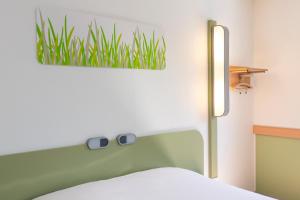 Postel nebo postele na pokoji v ubytování Ibis Budget Sélestat