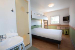 Postel nebo postele na pokoji v ubytování Ibis Budget Sélestat