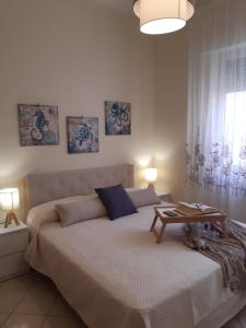 Un dormitorio con una cama grande y una mesa. en Casa di Tiziana, en Anzio