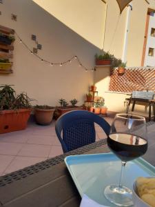 una copa de vino sentada en una mesa en Casa di Tiziana, en Anzio