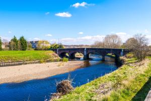 Vidale Court, 3 Bedroom House with River Irwell view, sleeps 6