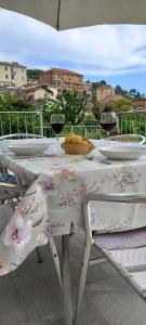 un tavolo bianco con due bicchieri di vino sopra di Casa Fortuna a Imperia
