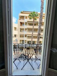 Balkón nebo terasa v ubytování Appartement plages Juan les Pins climatisé 3 pièces