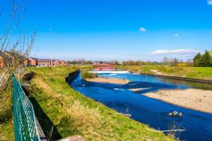 Vidale Court, 3 Bedroom House with River Irwell view, sleeps 6