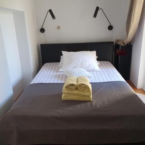 1 dormitorio con 1 cama con 2 toallas en Apartments Legend, en Rovinj