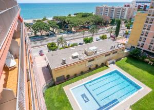 an overhead view of a swimming pool on top of a building at HomeHolidaysRentals Bonte in Malgrat de Mar