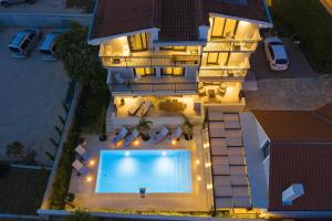 una vista aérea de una casa con piscina en Villa Manda Zadar Luxury Apartments en Zadar