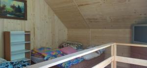 a room with a bunk bed and a tv at Domek letniskowy Szramowo (bliźniak) in Szramowo