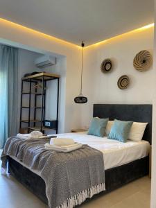 een slaapkamer met een groot bed en een tafel bij Heliotopos in Skala Eresou