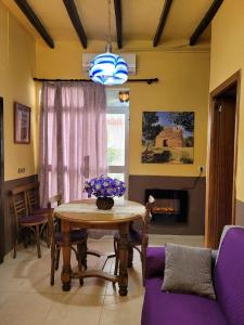 een eetkamer met een tafel en paarse stoelen bij ALOJAMIENTO RURAL LOS MOLINOS in Gátova