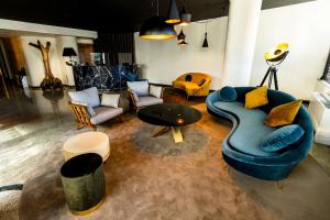 sala de estar con sofá azul y mesa en Mefuta Hotel, en Gardone Riviera