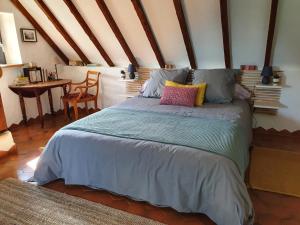Cama o camas de una habitación en Gite sur le causse de St CHELS, charme sport et détente