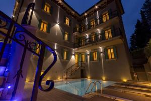 Bazén v ubytování Gardone Palace Hotel nebo v jeho okolí