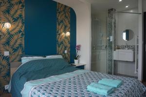 Giường trong phòng chung tại Appart Chic & Moderne avec balcon