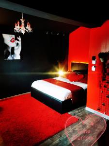 ein rotes Schlafzimmer mit einem Bett und einem roten Teppich in der Unterkunft Faranel in Berlaimont