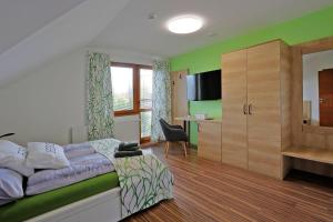 una camera con letto e scrivania di ELTAKO penzion a Karlovy Vary