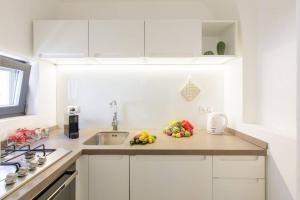 A kitchen or kitchenette at TORRE BIANCA VISTA MARE