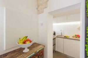 A kitchen or kitchenette at TORRE BIANCA VISTA MARE