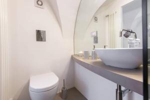 A bathroom at TORRE BIANCA VISTA MARE
