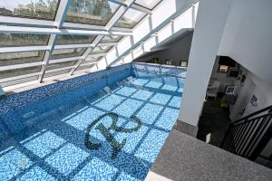eine Draufsicht auf ein Schwimmbad in einem Gebäude in der Unterkunft Respect034 in Aranđelovac
